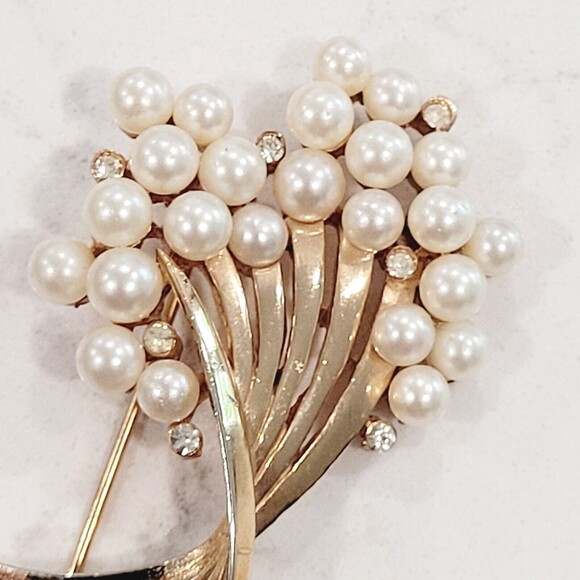 Crown Trifari Faux Pearl Rhinestone Swirl Brooch Gold Tone Cluster Bouquet MCM - Picture 3 of 16